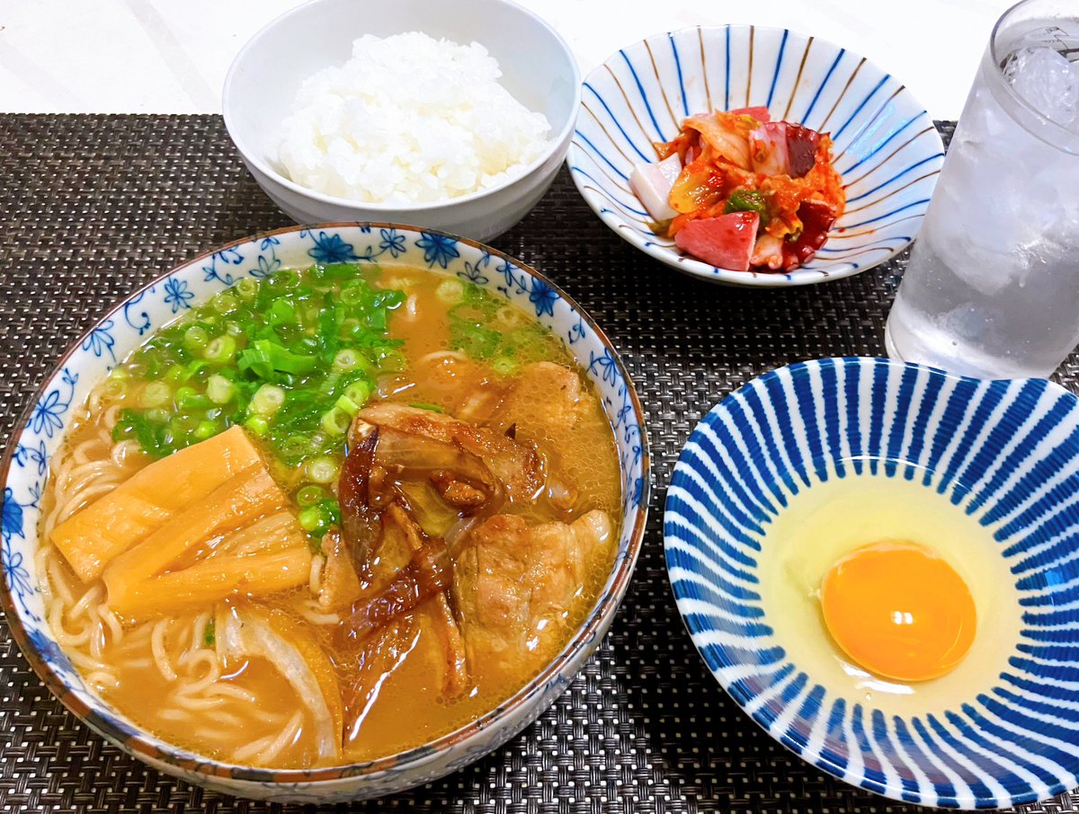 おつまみ様です！

徳島ラーメン定食作ったです❣️
豚ばら焼肉を豚骨醤油ラーメンに載せました😋🐷白米🍚、🐙キムチ付き😋

やばいよやばいよ〜😆🤤

#料理好きな人と繋がりたい
#徳島ラーメン
#久保田麺業