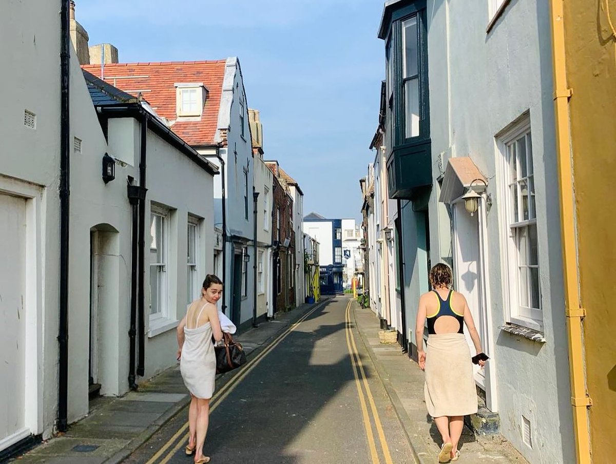Game of Thrones star Emilia Clarke enjoyed a seaside holiday in #Deal, sharing snaps of her time on the pebble beach and charming streets. Her Instagram post, captioned “Turns out I do like to be beside the seaside,” has over a million likes! #emiliaclarke #gameofthrones #kent
