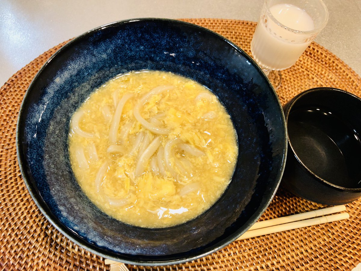 本日のｷｯﾁﾝ飯は、喉痛くてもつるんと食べられるようにかきたまうどん。
🥚沢山の方が美味しいよねきっと！と思って倍量入れたら黄色しか見えんくなったし、蒲鉾とかﾈｷﾞとかのせたら綺麗だよな~と思ったけど思っただけだった。