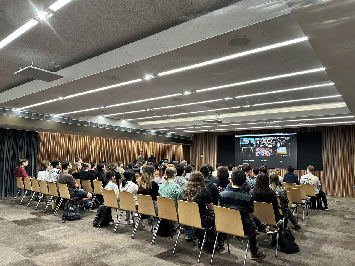 xiuwen_zhou's tweet photo. Wonderful @QUT tonight, the Queensland edition of AIP National @ausphysics Career's Fair. Career opportunities for physics students, networking, pizzas, river view… Thank all the industry partners and the participants, and AIP QLD branch members for the organisation! https://t.co/02fqru8KTV
