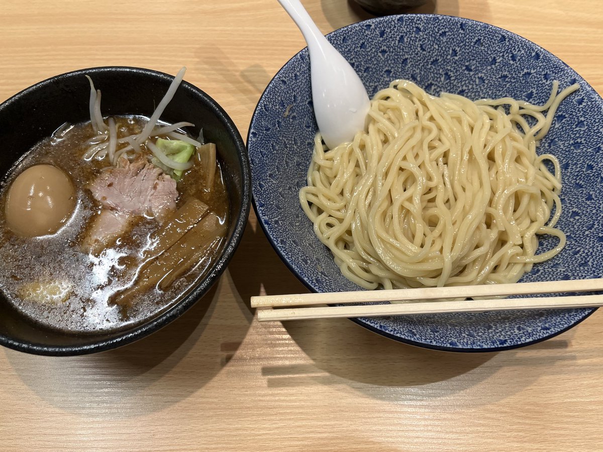 バイト帰りに先輩とラーメン食べてきた〜