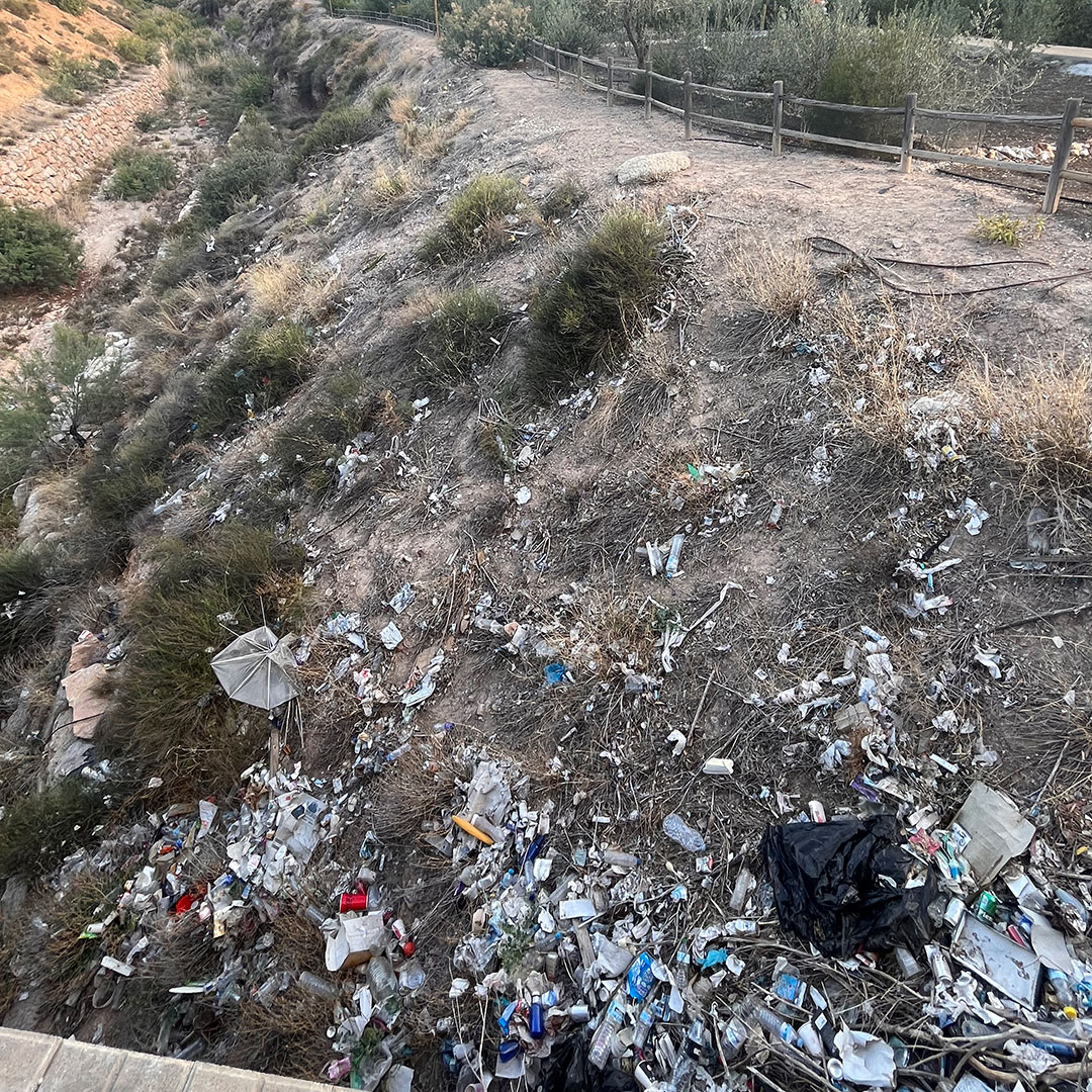 Así es como se encuentra  la rambla junto al CC Nueva Condomina. 😢🗑️ Únete a nosotros para limpiar el cauce y evitar que todo esto llegue al río y al mar. 📅 Fecha: Sábado 1 de junio 🕘 Hora: 9:00 AM . Inscríbete en legadohumanonatural.org