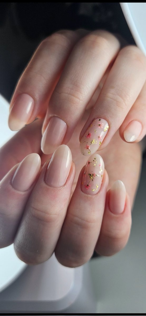 bibliothequeer's tweet photo. mes jolis ongles 🥺 
des petites fleurs séchées ✨️🌸!!

@/_rosaglam_ (ig) https://t.co/e0DOiTGdEo