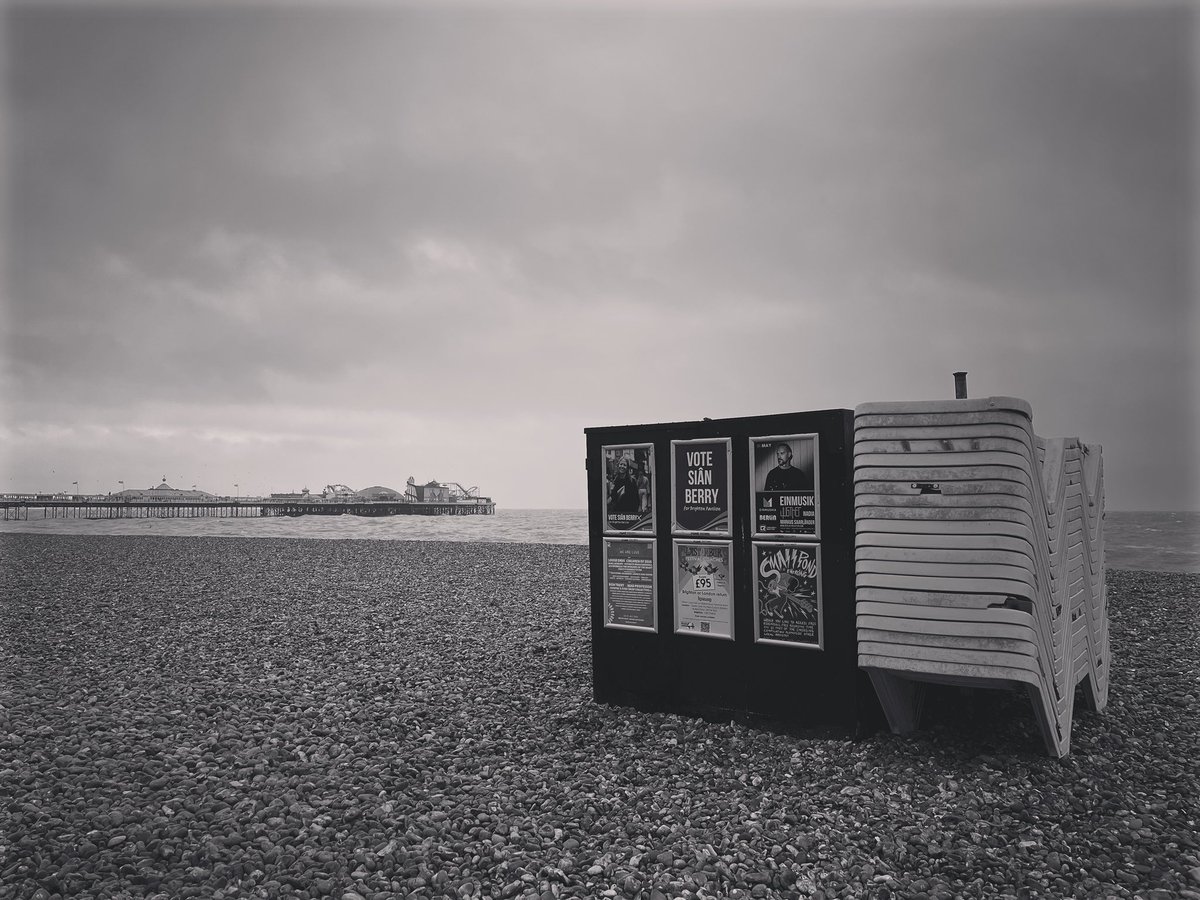 Brighton Beach: 3.11pm, 28th May 2024

#brighton #brightonbeach #beachphotography #seaphotography #rain #brightonpier #blackandwhite #monochrome #iphone13mini #iphonephotography