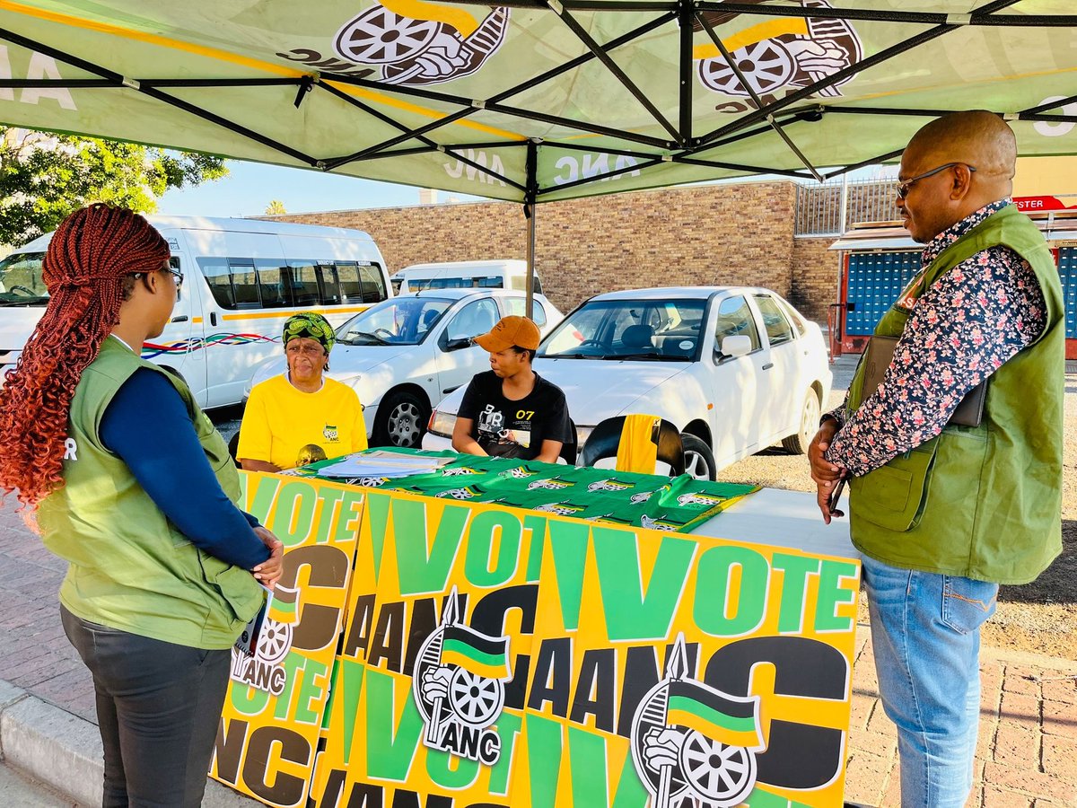 Our Election Observation Mission to #SAElections24 has highlighted the crucial role of political parties in aiding the voting process. Parties set up tents to assist voters in locating their polling stations and verifying their registration status. @AHEADxAfrica #EyesOnElections