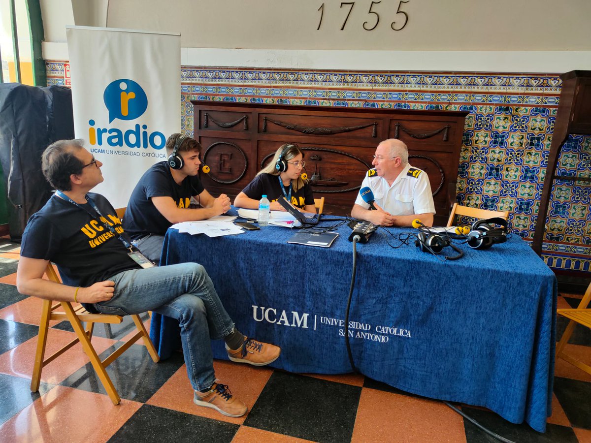 Defensagob's tweet photo. ¡Aprendiendo sobre el terreno! Alumnos de periodismo de la @UCAM ponen a prueba en @Cartagena sus dotes informativas en el ejercicio Cartago de @Armada_esp, centrado en la activación del Plan General de Rescate y Salvamento de un Submarino, que incluye formación en comunicación. https://t.co/EabkuYVv95