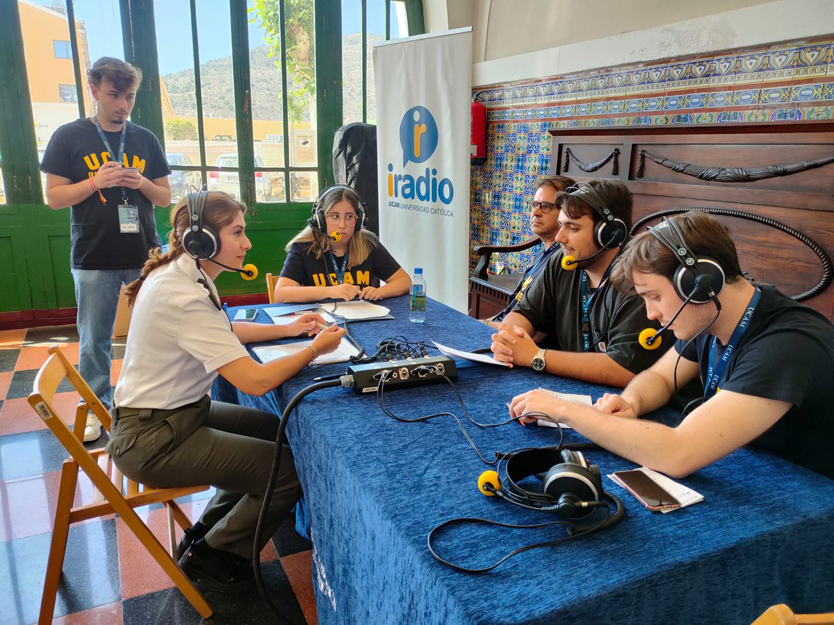 Defensagob's tweet photo. ¡Aprendiendo sobre el terreno! Alumnos de periodismo de la @UCAM ponen a prueba en @Cartagena sus dotes informativas en el ejercicio Cartago de @Armada_esp, centrado en la activación del Plan General de Rescate y Salvamento de un Submarino, que incluye formación en comunicación. https://t.co/EabkuYVv95