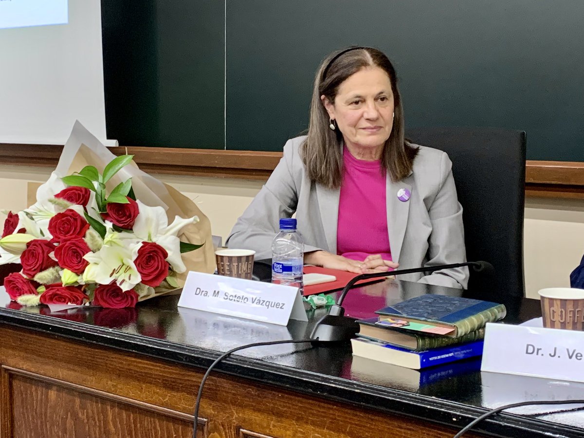 FilComUB's tweet photo. #Notícia I L’aula Joan Maragall s’ha omplert d’alumnes, companys, familiars i amics de la professora Marisa Sotelo per assistir a la seva darrera classe en el grau de Filologia Hispànica, que ha dedicat a ‘Los pazos de Ulloa’, d’Emilia Pardo Bazán.

➡️https://t.co/bJJfB18bim https://t.co/cS3B5j5A5u