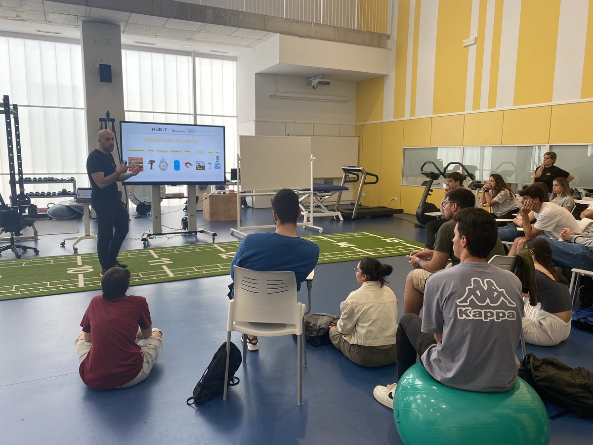 HUB4TecnoCampus's tweet image. Finalitzem amb la Masterclass &quot;Readaptació esportiva i tecnologies aplicades a l’esport&quot; 🖥️🚴‍♂️, emmarcada dins del Màster Universitari en #EntrenamentPersonal i #ReadaptacióFísicoesportiva, de la mà del Dr. Bruno Fernández-Valdés 👨‍⚕️ professor i investigador del #LabIT @TecnoCampus