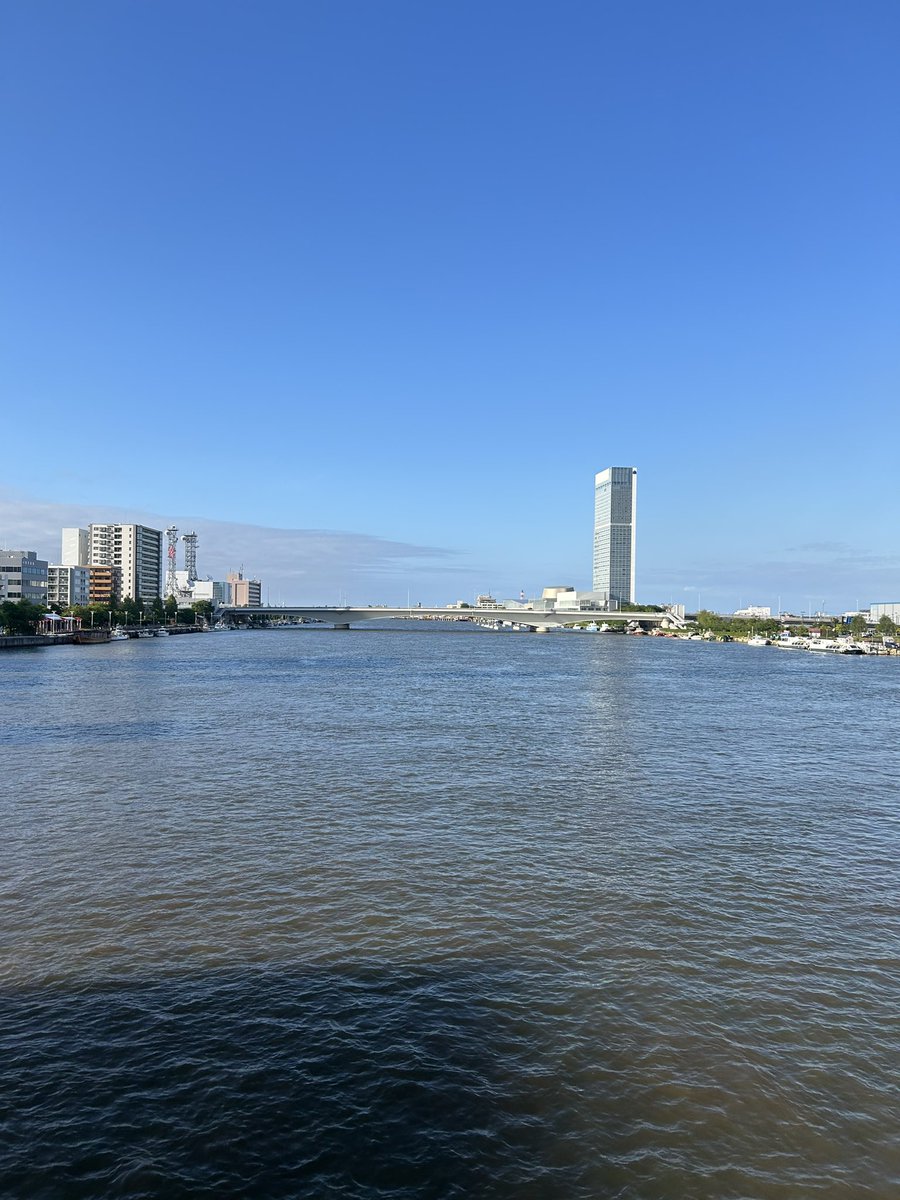 0samu_s's tweet photo. 本日は
#出張ランin新潟
あまりにも天気が良くて
コースはやすらぎ通りの信濃川沿い10km
景色最高✌️
ご飯は
#LEATHERTRAMPKITCHEN
でハンバーガー＋自家製ジンジャーエール
おまけにスウェーデンのクラフト🍺
アルコール度6.5やや高め
昨日の佐渡に続き、おひとり様を満喫
#ランニング https://t.co/1C6EcKbGuU
