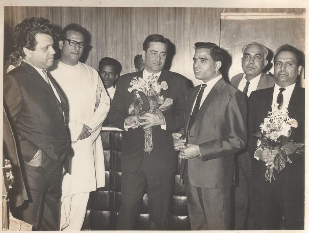 From left #Jaikishan #SNTripathi  #RajKapoor Radio man #GopalSharma a guest (sorry I can't recognise him) and #Shanker 
#ShankarJaikishan 
#shankerjaikishan 
#shankarjaikishanduo
#shankarjaikishanji
#shankarjaikishancomposition 
#shankar_jaikishan
#शंकरजयकिशन