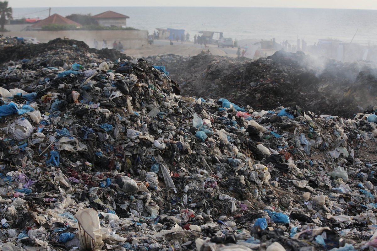 UNRWA's tweet photo. Forced displacement &amp; fear are pushing people to seek refuge where they can - but there's no safety in the #GazaStrip

Families are fleeing to areas lacking essential supplies &amp; acceptable living conditions.

This is Deir al-Balah. Everywhere you look there is a pile of trash. https://t.co/iiGY8Ufy32