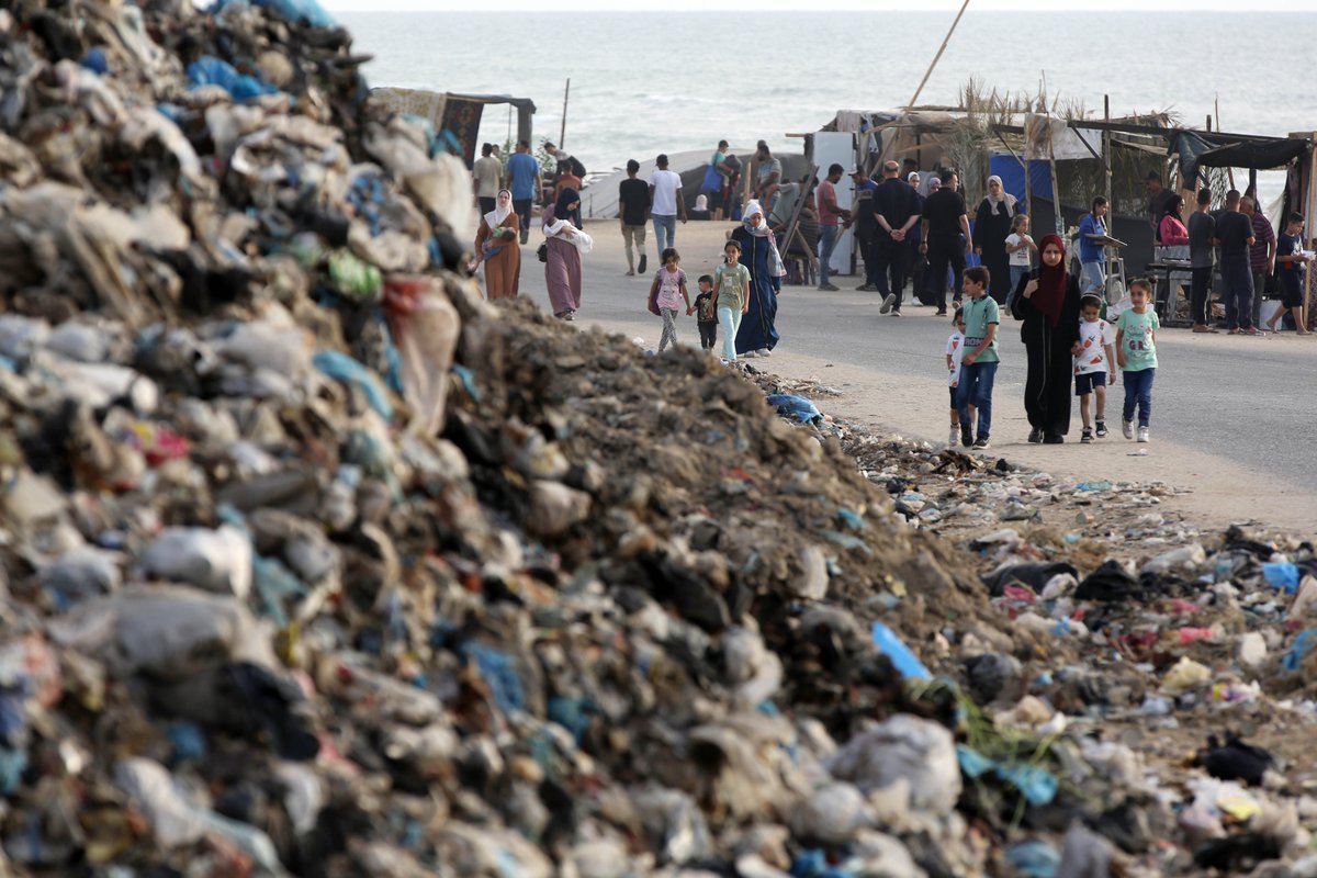 UNRWA's tweet photo. Forced displacement &amp; fear are pushing people to seek refuge where they can - but there's no safety in the #GazaStrip

Families are fleeing to areas lacking essential supplies &amp; acceptable living conditions.

This is Deir al-Balah. Everywhere you look there is a pile of trash. https://t.co/iiGY8Ufy32