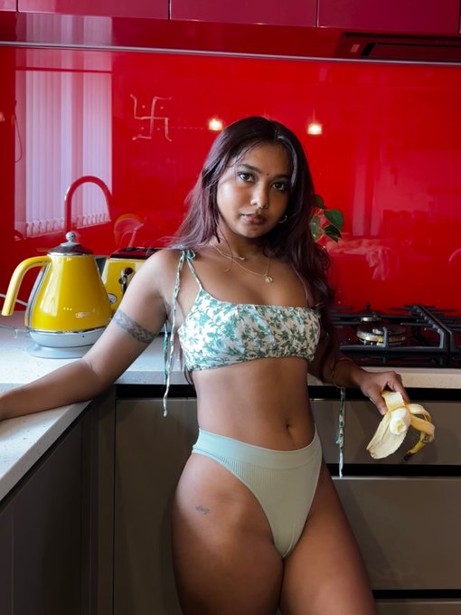 How do I look #petite #desi https://t.co/fw0i75ImFO<a href="/tag/petite"class="tags">#petite</a><a href="/tag/desi"class="tags">#desi</a>