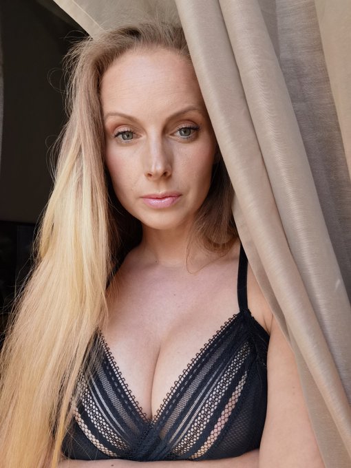 On shoots in Budapest ❤️ https://t.co/rzEsl4Lsjs<a href="/tag/mvsales"class="tags"><span>#mvsales</span></a>