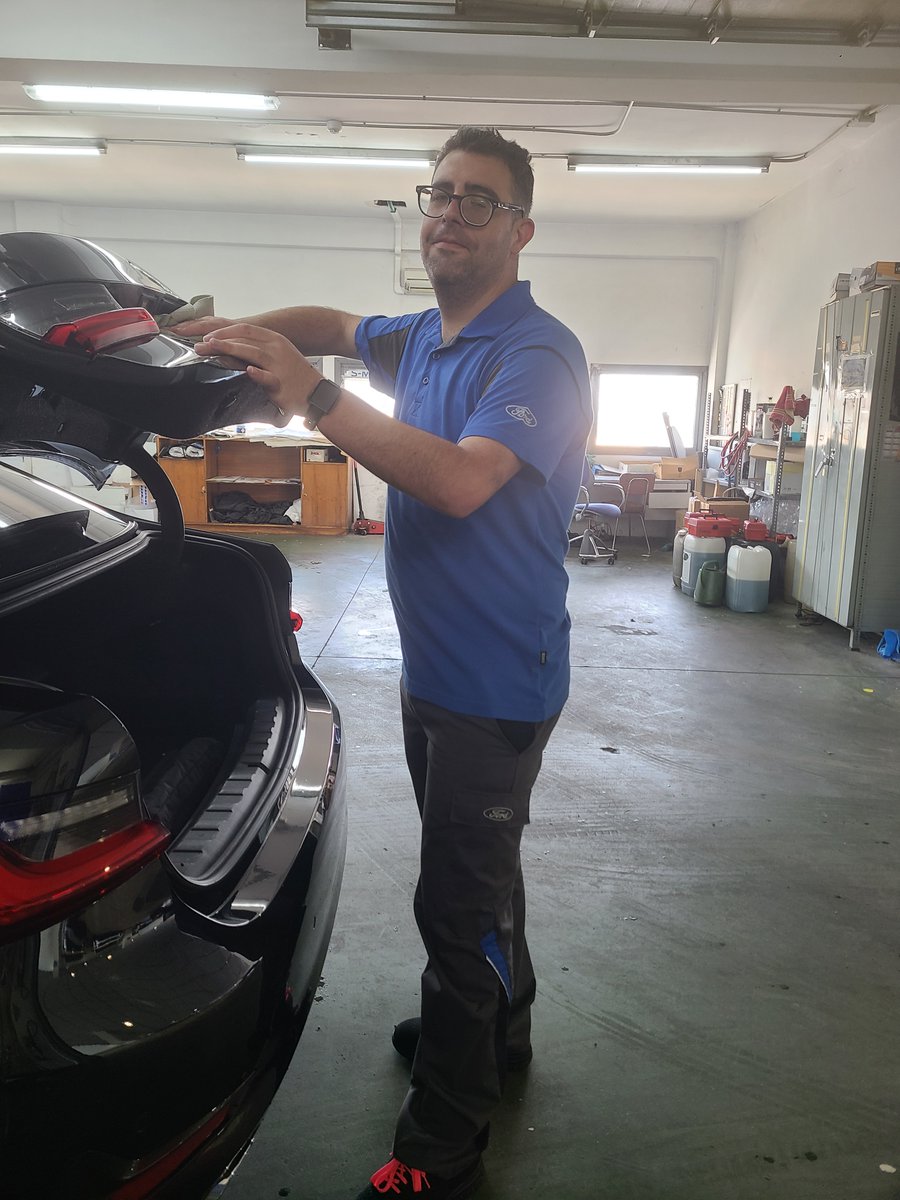 👨‍🍳 Miguel trabaja en cocina en <a href="/GrupoAMAS/">Fundación AMÁS</a> en su #CEE pero nunca ha dejado de perseguir su sueño, limpiar y acondicionar coches 🚘

🫧 Tras sus primeras prácticas en <a href="/FordAlmoauto/">Ford Almoauto</a> el año pasado en #Móstoles, repite en #Alcorcón en la que fue su casa ♥️

#MásSueñosMenosLímites 👌☁️