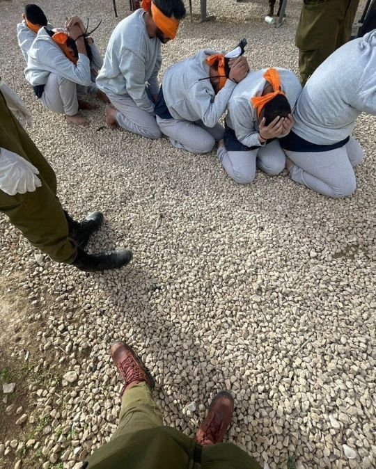 🔴İsrail askerleri tarafından esir alınan Filistinlilerin, bir kafeste tutulduğu görüntüler sosyal medyaya sızdırıldı.