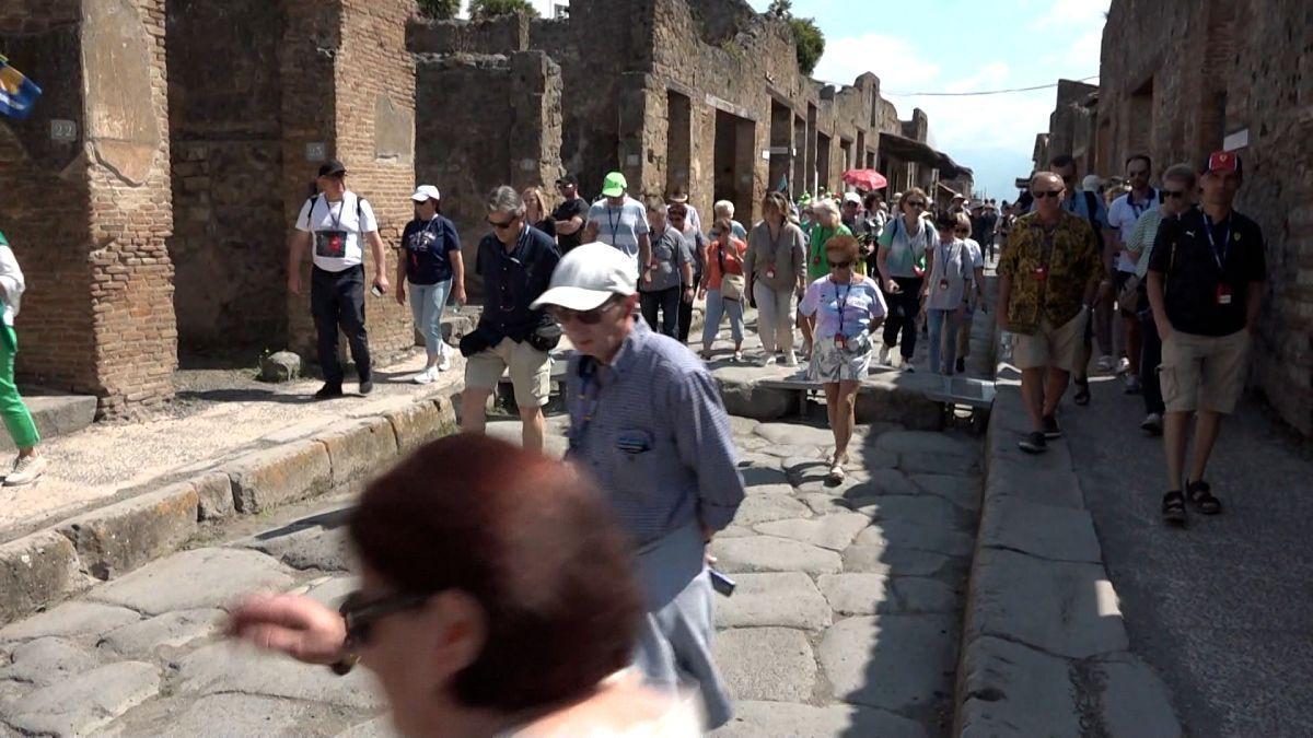Touristen entdecken neue Highlights wie Kinderzeichnungen von Gladiatoren in Pompei bei Neapel in Italien. Kindheit von Gewalt geprägt? de.euronews.com/video/2024/05/…