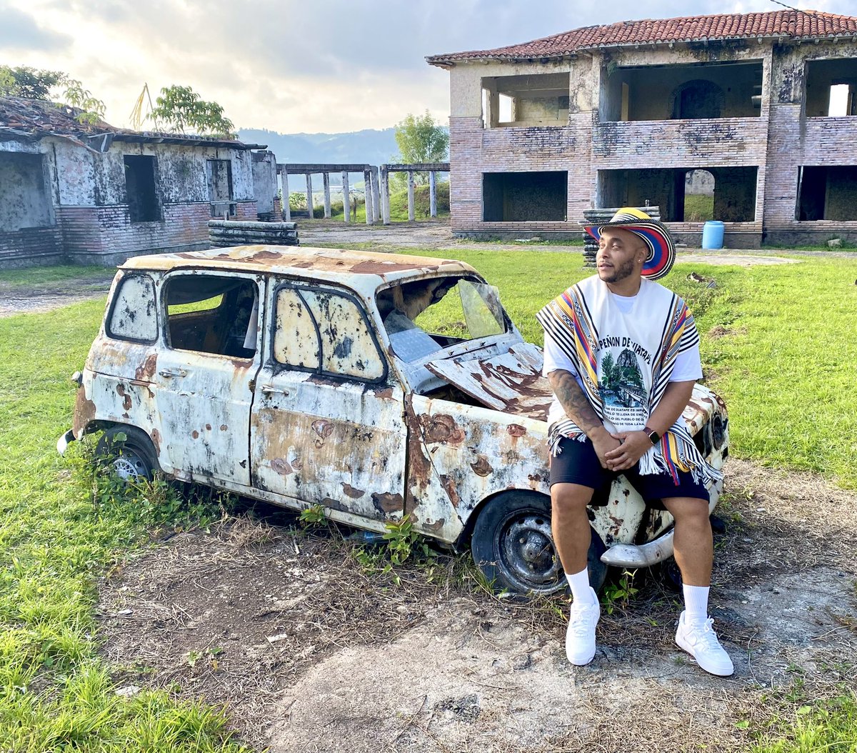 wayne8304's tweet photo. @fasc1nate I've been there. They offer tours to his mansion when you visit Medellin. Medellin is one of my favorite places to visit. https://t.co/G2lA3OQ965