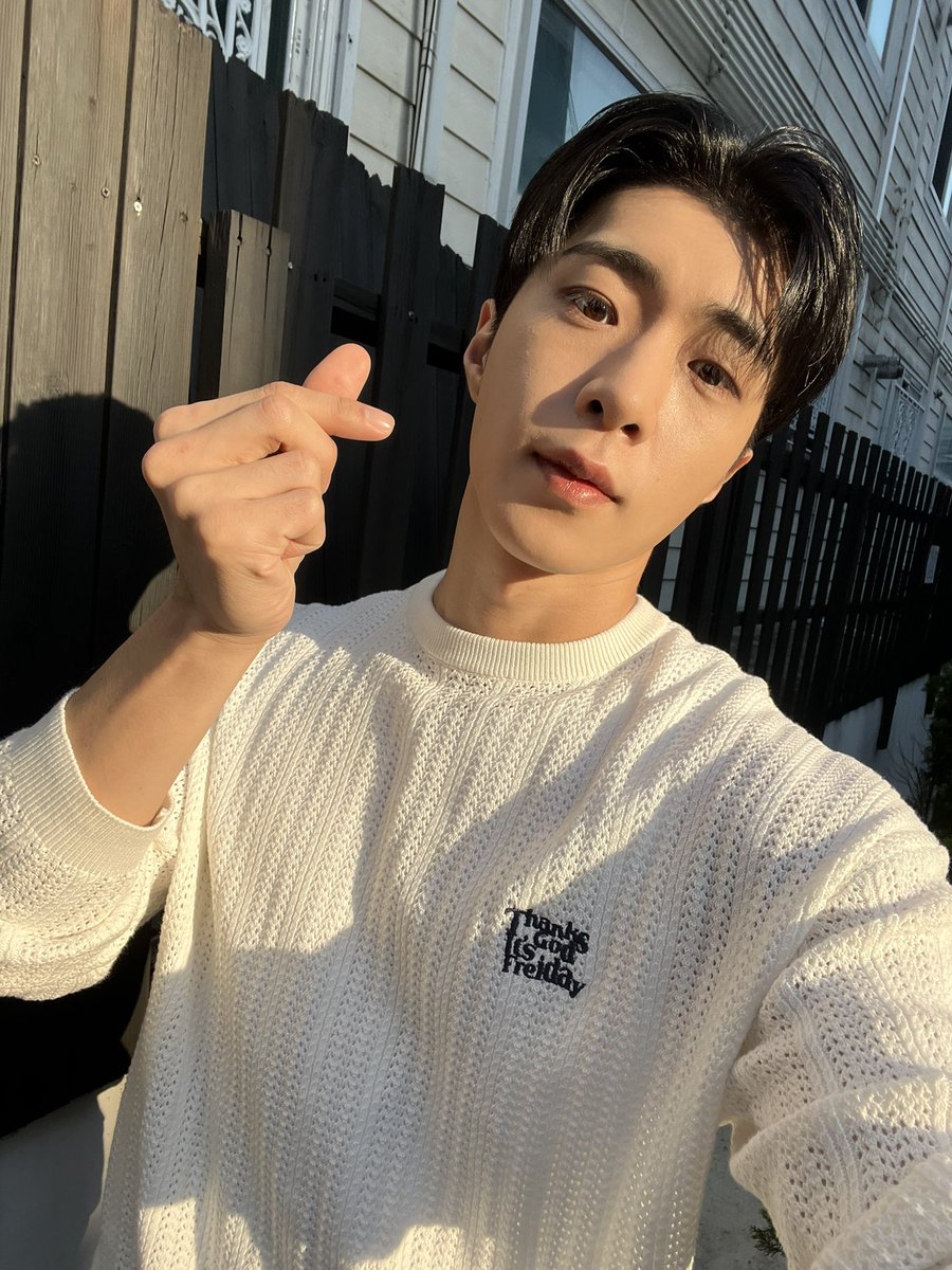 ONF_members's tweet photo. [#와이엇 #WYATT] NICE WEATHER🖤 https://t.co/hEZ02r9k4G