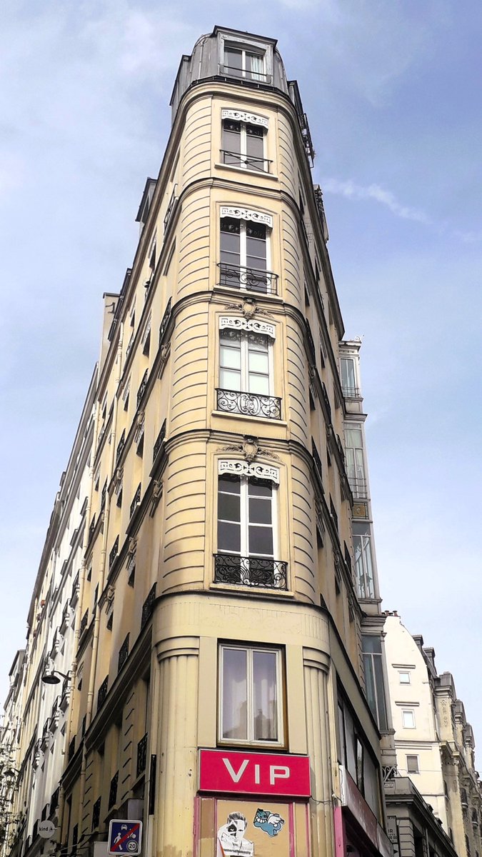 Wednesday for the windows of Paris... Rue de Cléry / Rue de la Lune in the 2nd arrondissement. #Wednesdayforwindows #Paris #architecture