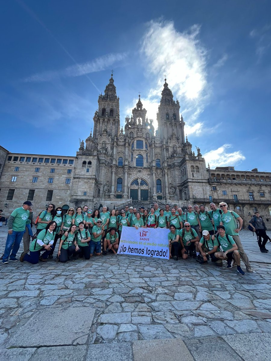 🚶🚶‍♀️¡Lo hemos conseguido! Pisamos suelo de la Plaza del Obradoiro y llegamos a nuestra meta final, la catedral de #SantiagoDeCompostela. ¡Enhorabuena, peregrinos!