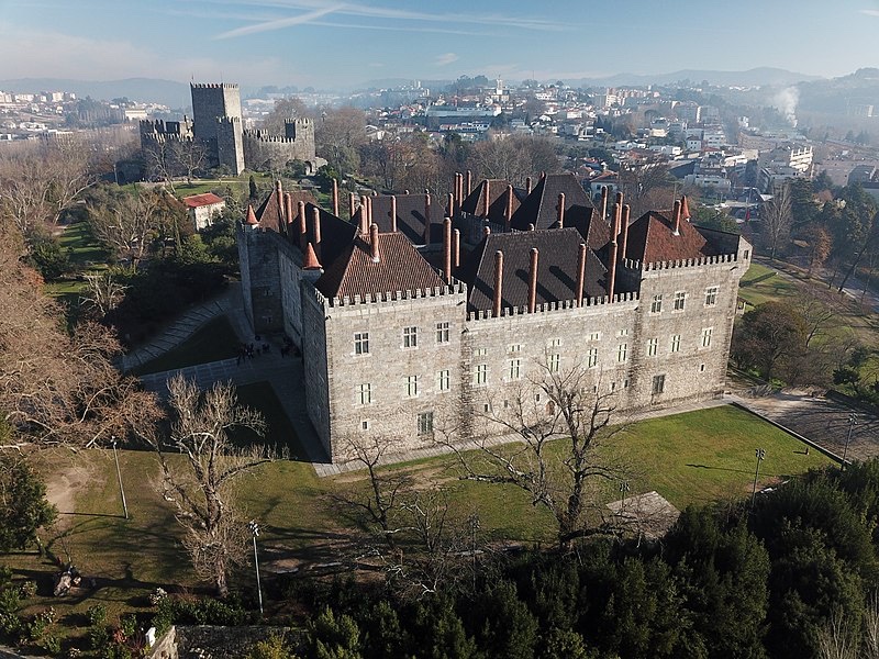 El palau ducal de Guimarães és una majestuosa casa senyorial manada construir el segle XV per Alfons I de Bragança.

És vora el Castell de Guimarães i es tracta d'un exemplar únic a la península Ibèrica d'arquitectura senyorial de l'Europa Septentrional.

ca.wikipedia.org/wiki/Palau_duc…