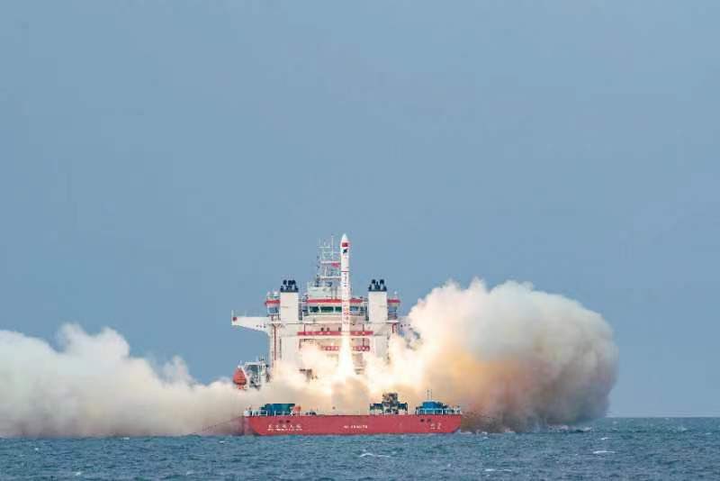吃饱饭没事干！ 中国在黄海发射谷神星一号火箭，搭载天启星座进入预定轨道。 在陆上发射不好吗，非要去海上……