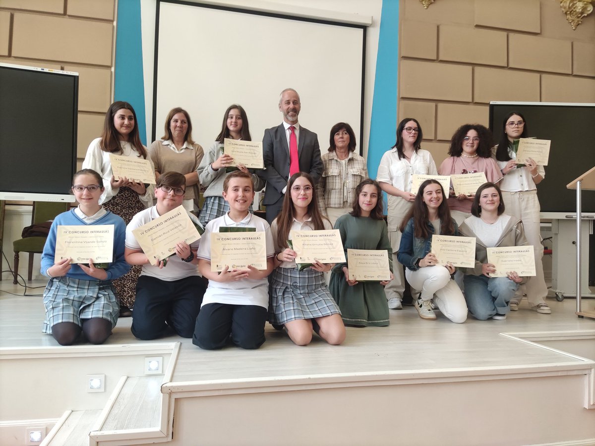 Estudiantes premiados en el #IVConcursoInterAulas junto al consejero de Educación, Sergio Silva, y la presidenta y la secretaria de <a href="/apcantabria/">Asociación de Periodistas de Cantabria (APC)</a>, Lola Gallardo y Almudena Ruiz, respectivamente. Gracias a todos y a <a href="/elcorteingles/">El Corte Inglés</a> por facilitar un año más los regalos.