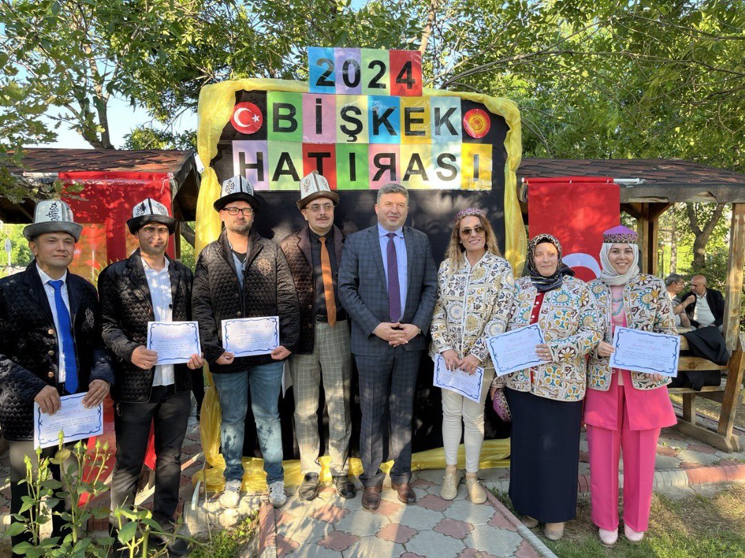 BiskekEM's tweet photo. 2024 Eğt yılı sonu itibari ile görevini tamamlayan Öğretmenlerimize teşekkür belgesi, veda yemeği ve hediyeler takdim edildi. Programa Büyükelçiliğimiz Müşavir ve Ataşeleri de katıldı. Müşavirliğimiz olarak öğretmenlerimize sonraki meslek hayatlarında sağlık ve başarı diliyoruz. https://t.co/NT1HFFSS3T