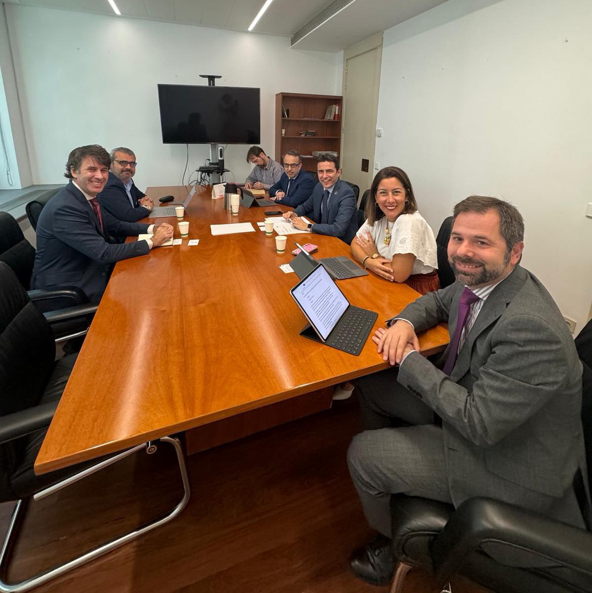 Nos reunimos en el Congreso con @AmericanExpress para analizar mejoras y los beneficios para el sector financiero y para los clientes que tendrá la Ley de creación de la Autoridad de Defensa del Cliente Financiero, uno de los hitos del @P_Recuperacion.