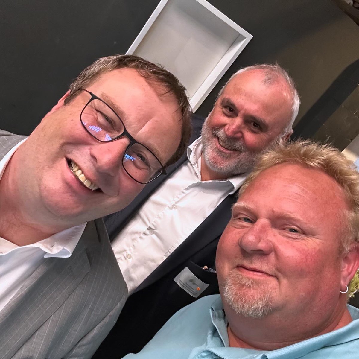 HenningSchwarze's tweet photo. Ein Verkehrs- und Umweltminister, eine Mobilitätslegende und ein frisch gebackener #Mobilitätsmanager 😉 #sogehtklimaschutz #KlimaOWL #Mobilitätswende #KOMM #ZukunftsnetzMobilitätNRW @Oliver_Krischer https://t.co/FlvrttkqCk