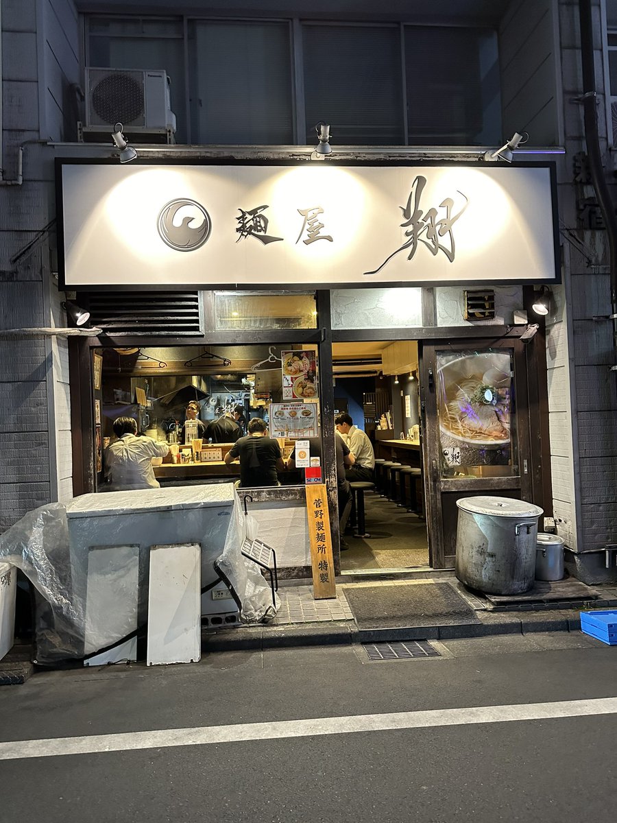 食べログ百名店6年連続獲得の
ラーメン屋「麺屋 翔」へ🍜

1番人気の「軍鶏特製塩らーめん」頼んだけど、スープを一口飲んだ瞬間に旨味がとてつもなく広がって美味すぎた‼️🤤
口コミも2100件で4.1の評価は
やっぱり裏切らなかった😎

menya-sho.co.jp

#ラーメン
#食べ歩き
#新宿
#グルメ好き