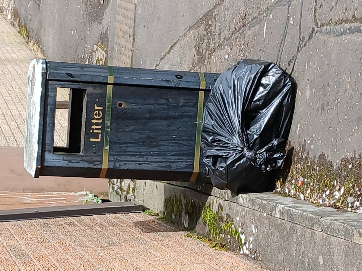 3 bags of east side pop up bins on the river Leven. Usual tons of dog bags, & the fishermen's bin full of empty bevvy bottles.
#litterpicking #litter  #litterfree #ReportingLitter #keepbritaintidy
#SpringCleanScotland #KeepScotlandclean #Keepscotlandtidy
#KeepScotlandBeautiful