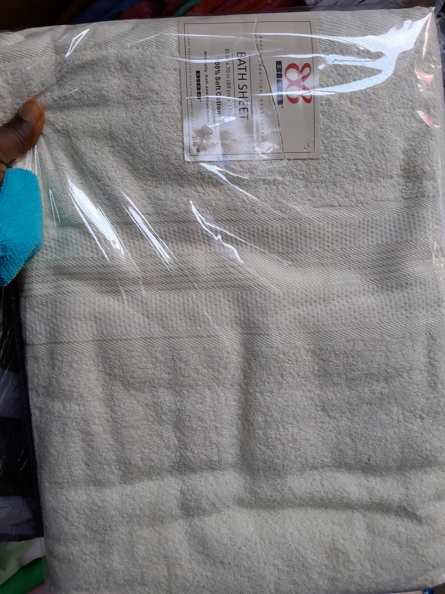 Large quality Towel available in different colors. Price:: 10,000 IBADAN📍