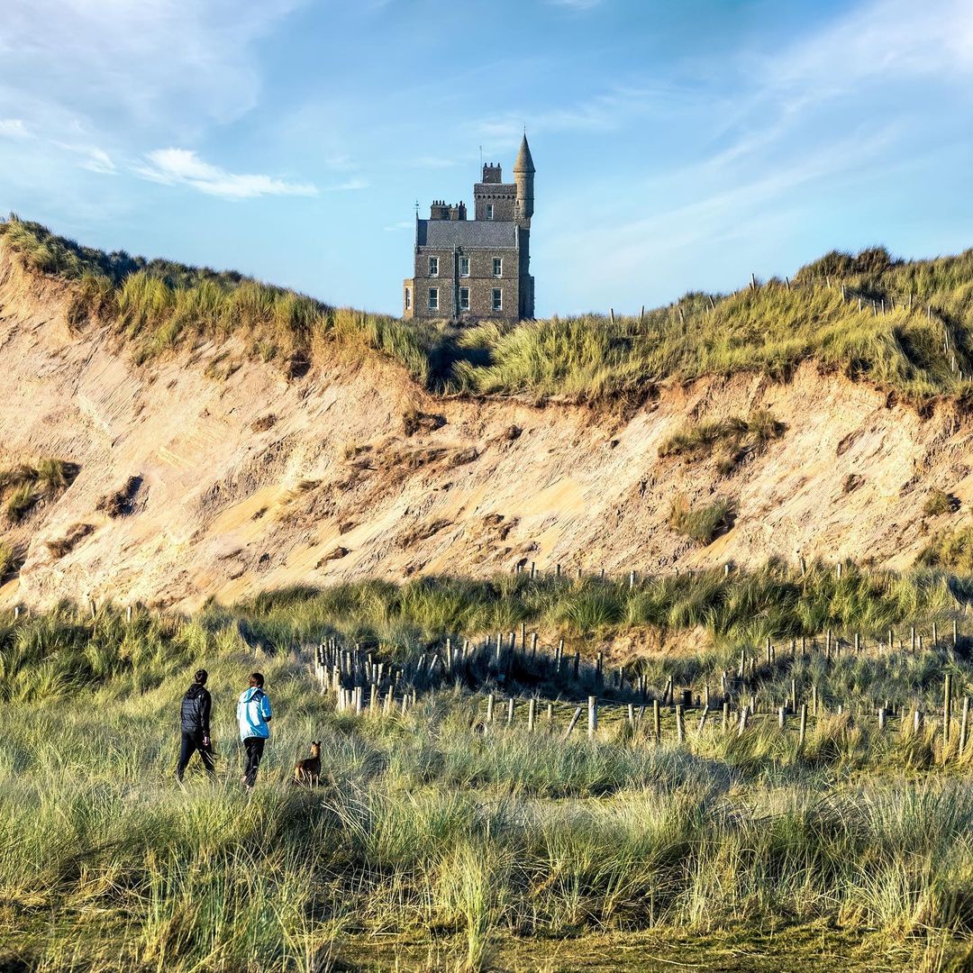 #Sligo scenes are one in a million 🏰 📍Classiebawn Castle Make it a mission to explore the rugged beauty for yourself this month 😍 You know what to do! Tap the link below now ⤵️ bit.ly/4dYiknq 📸 garethwrayphotography [IG] #KeepDiscovering