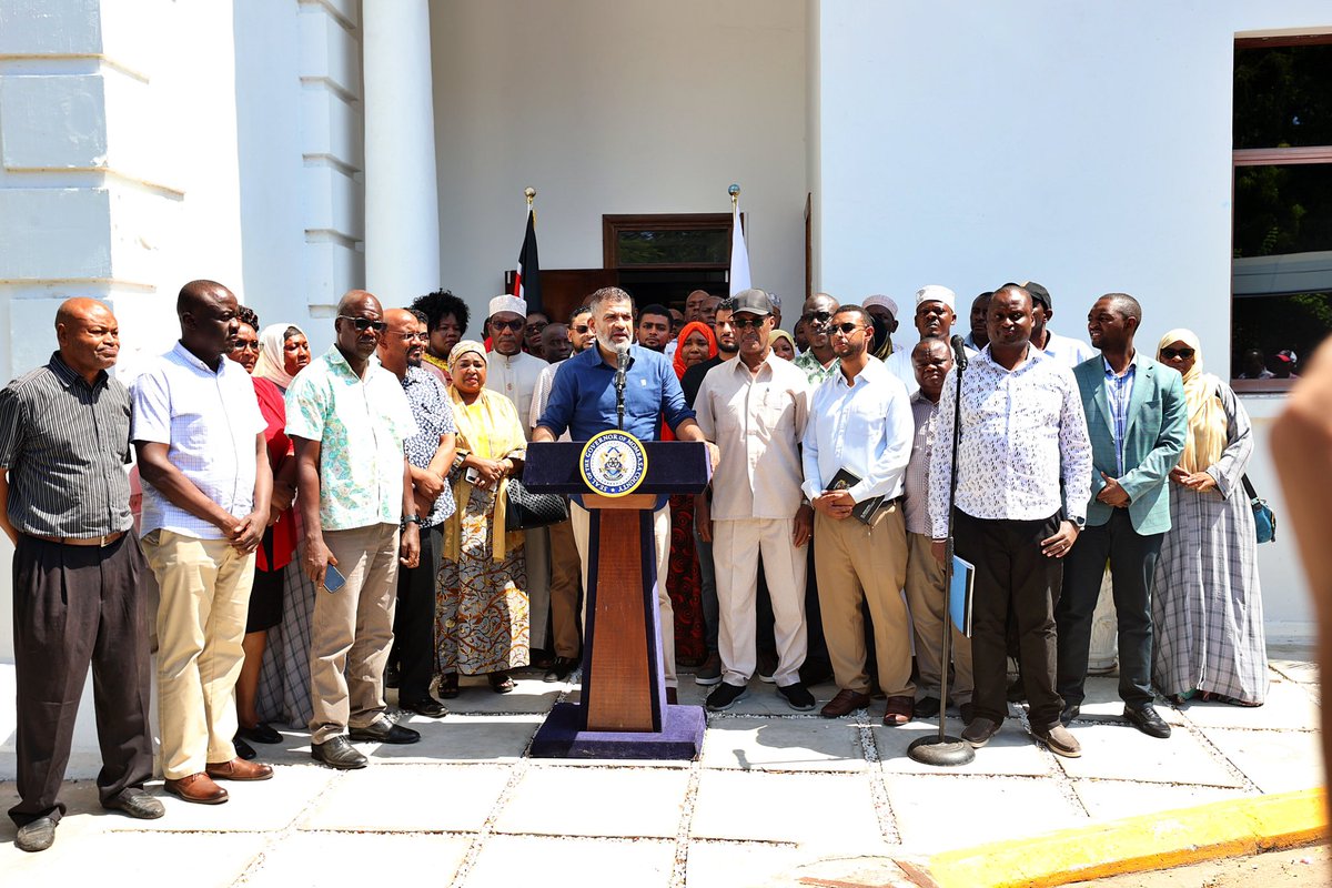 The County Government of Mombasa has made history as the first in Kenya to sign a Collective Bargaining Agreement with the Kenya County Government Workers Union representing majority of staff. This CBA has been reviewed and approved by the Salaries and Remuneration Commission and