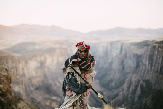 Mytologická postava Morena Leraba a její příběh mě neskutečně přitahuje. Stvořila ji zajímavá jihoafrická hudební osobnost Teboho Mochaoa. Morena Leraba je tajemný pastýř, který vypráví  tradiční příběhy. Podle Tebohových slov má představovat Mochaoavy vesnické  kořeny, když