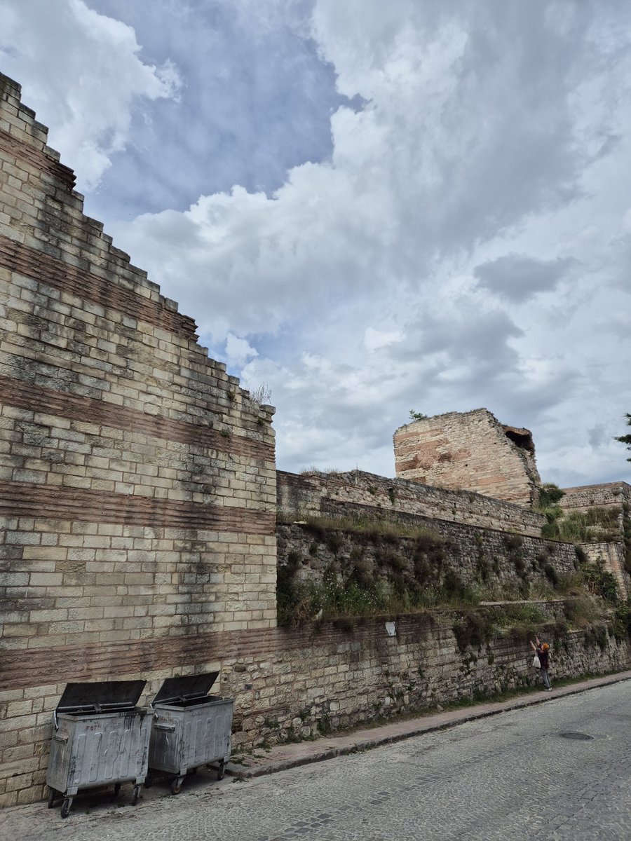 Moi studenci zwrócili mi uwagę, że dziś przypada rocznica zdobycia Konstantynopola. Wrzucam więc zdjęcie fragmentu bizantyńskich murów miejskich w pobliżu Bramy Adrianopolskiej. Ciekawe czy będą jakieś atrakcje z tej okazji? #Turcja