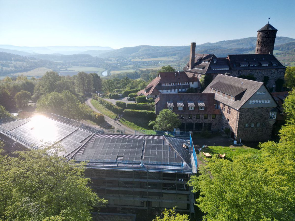 Unser neues Teammitglied Jan hat ein tolles Drohnenvideo von der Baustelle auf der Burg Ludwigstein gemacht –so sind die über 80 kWp aus der Luft zu sehen: solocal-energy.de/burg-ludwigste…
Auch Bock auf richtig viel Solar? Dann kommt zum SolarCamp, alle Infos hier: solocal-energy.de/solarcamp/