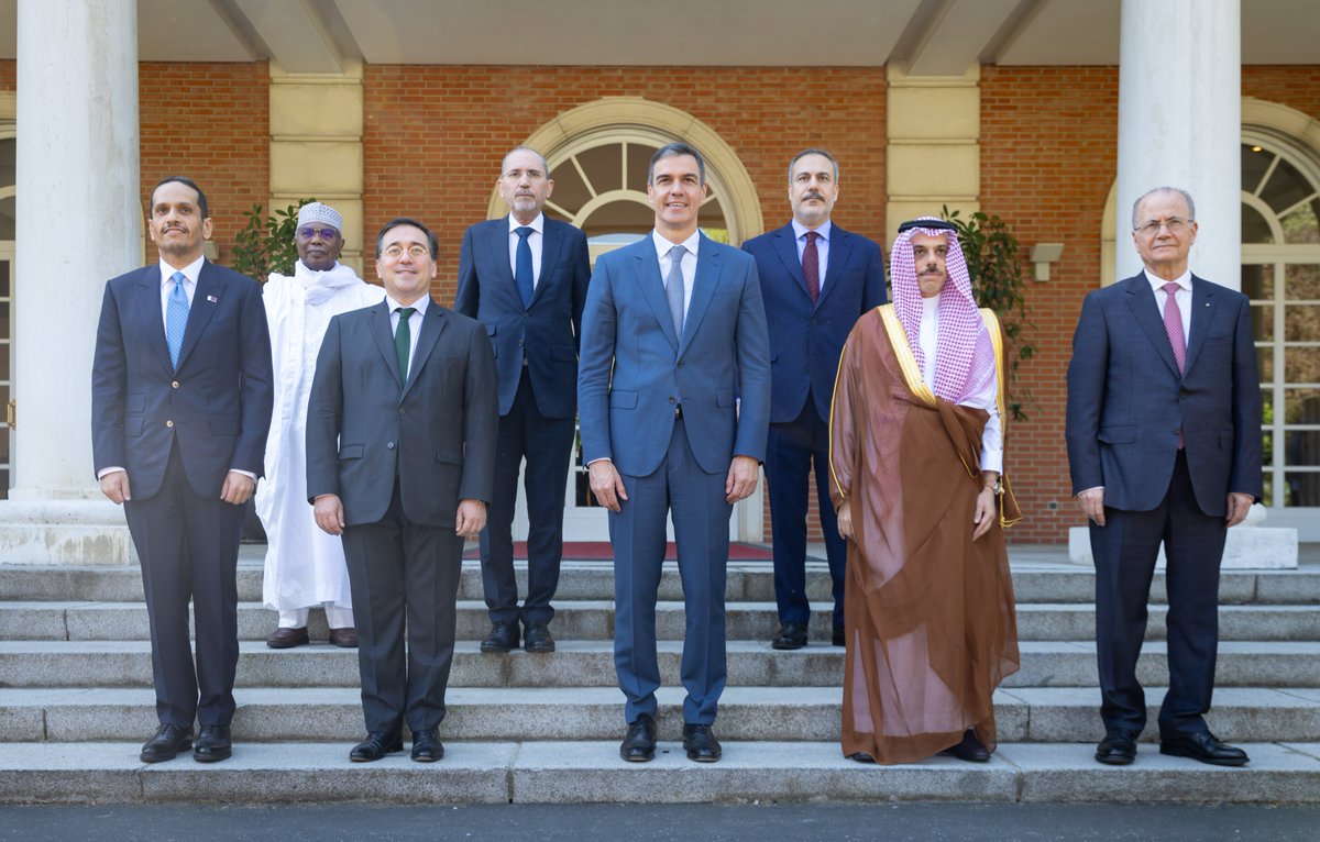 KSAmofaEN's tweet photo. #Madrid | The Prime Minister of Spain @sanchezcastejon received the members of the Ministerial Committee assigned by the Joint Arab-Islamic Extraordinary Summit on Gaza under the chairmanship of the Foreign Minister HH Prince @FaisalbinFarhan.

https://t.co/U64FSDWmSJ https://t.co/snwf6D8Zrm