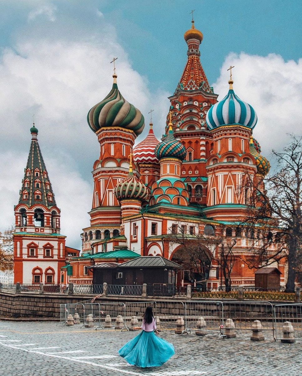 The architecture of Orthodox churches, with their majestic domes and intricate mosaics, boldly defies modern minimalism, asserting the enduring power and splendor of spiritual grandeur.

Let's explore these magnificent churches in the following thread. 🧵⤵️