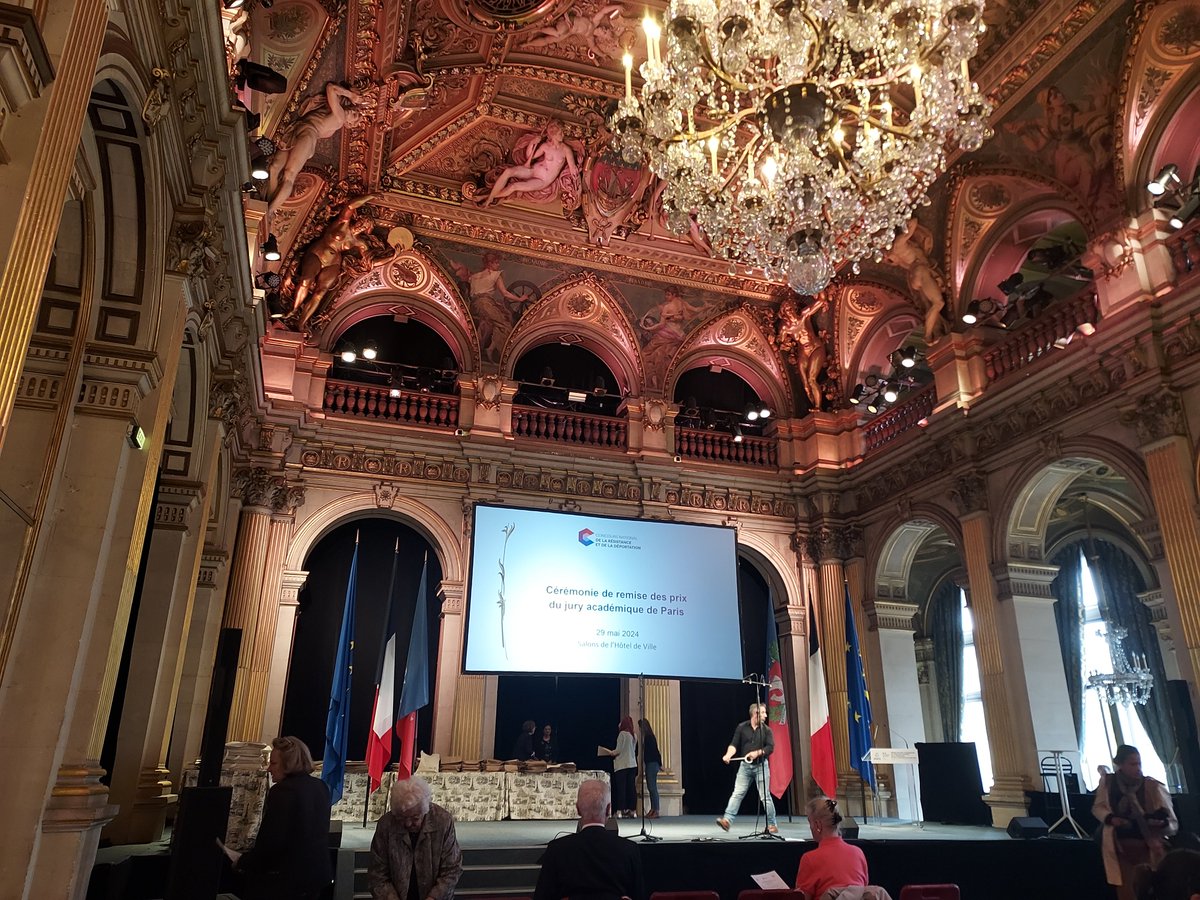 LuciePitiot's tweet photo. Deuxième prix cette semaine pour le lycée Villon : le Concours National de la Résistance et de la Déportation.
Émue de l'investissement de ces jeunes sur un sujet d'actualité comme l'#antisémitisme et de l'engagement des professeurs.
Podcast à découvrir sur la webradio #Diva14 https://t.co/QUuXLEJoqM
