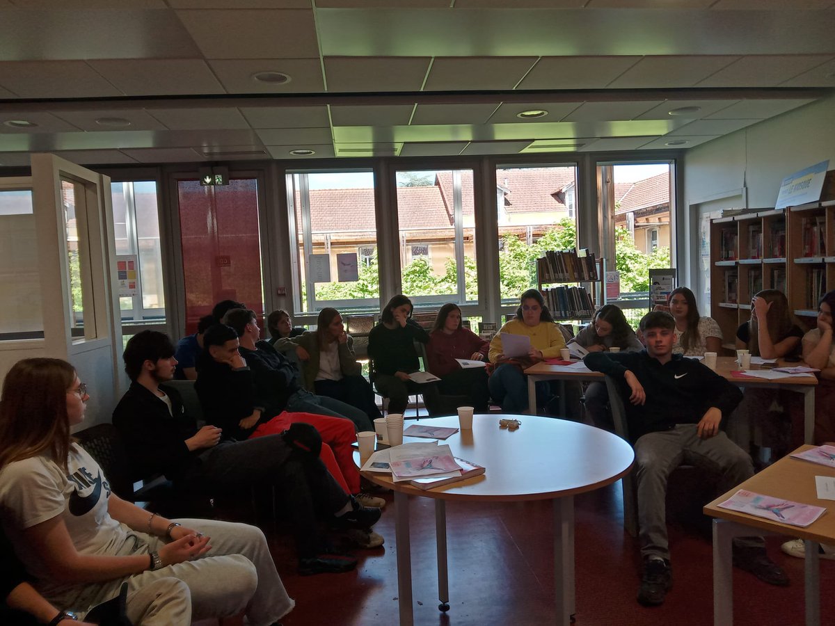 « Faire sa part » magnifique parenthèse offerte par la classe de première MCV de @32sep et leurs deux enseignantes Elisabeth Delpy et Sophie Durel Alibert lors d’un café littéraire sur le thème de la création. Lecture du recueil « la part des colibris » écrit par les élèves. 👍👏