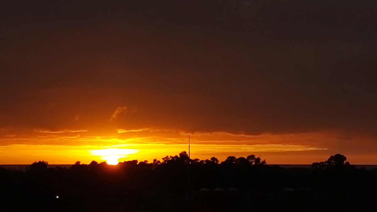 Hoy el Sol amaneció nublado. 📸 7:50 hs.