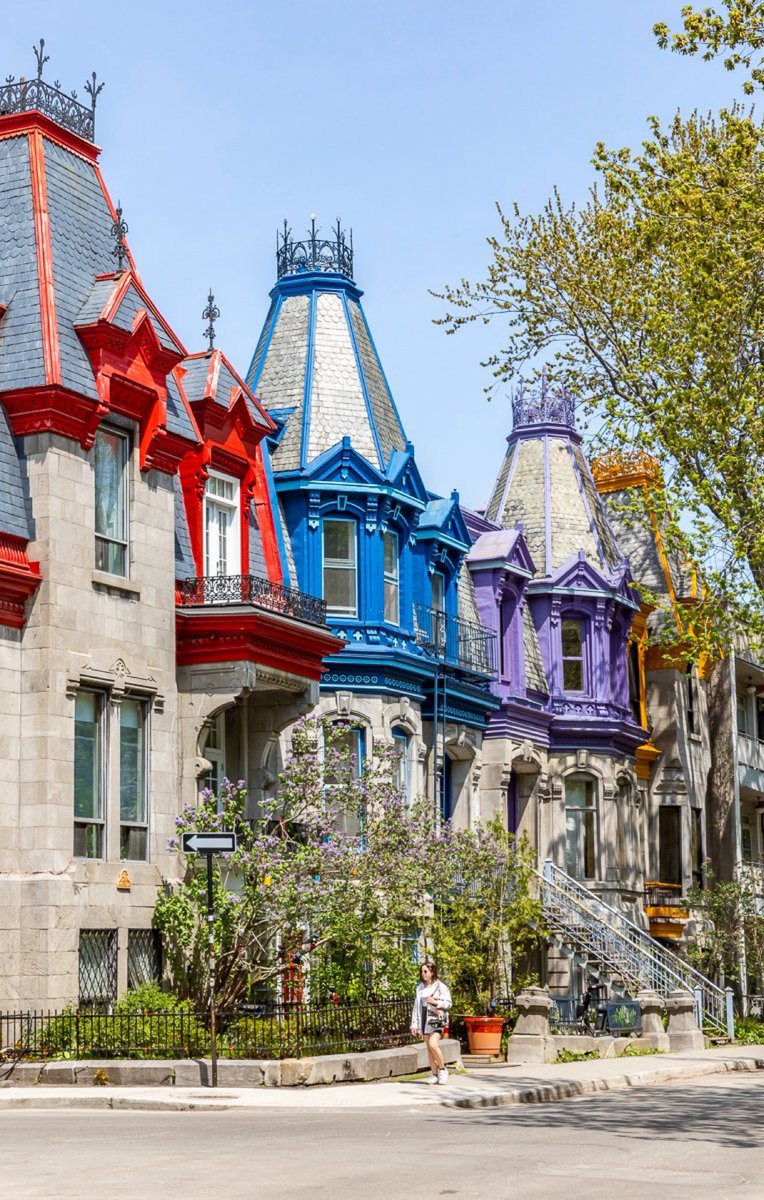 Les jolies maisons victoriennes du square Saint-Louis ❤️💜💙 📷 @evablue #Montréal #MTLmoments #PhotoduJour