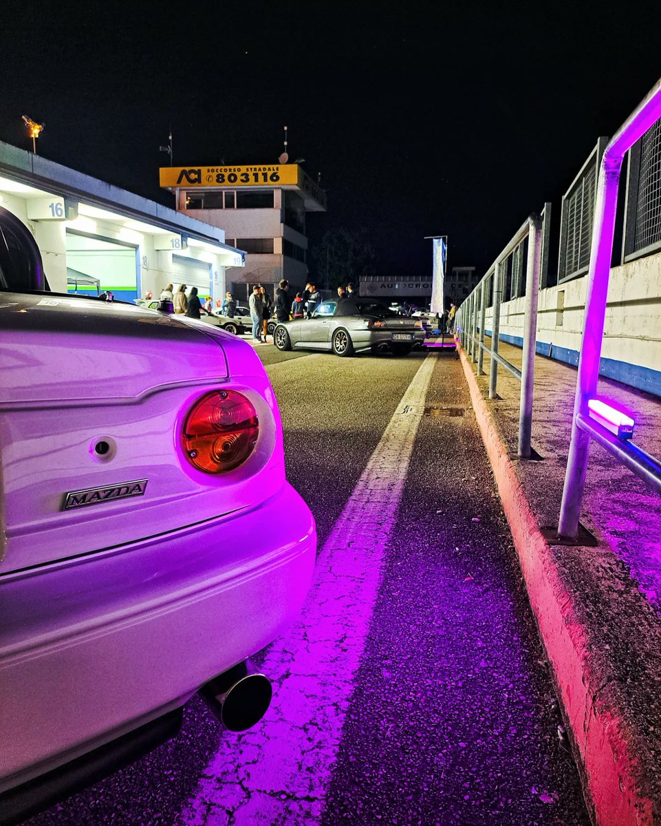 early_essence's tweet photo. 🏁 MSB Track Meet 🟣⚪️🔴
☆
#InCarNation #Eunos #Roadster #ロードスター #Miata #Mazda #Mx5 #MSBtrackmeet #JDM #RoadStar #TrackMeet #Shakotan #シャコタン #CarMeet #WorkWheelsJapan #GoocarsHemi #9j #AutodromoDellUmbria #Magione #326Power #俺たちナット #Nakamae #KGWorks #HKS #Kaaz https://t.co/H8xPidKJeL