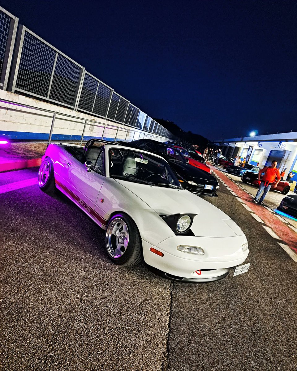 early_essence's tweet photo. 🏁 MSB Track Meet 🟣⚪️🔴
☆
#InCarNation #Eunos #Roadster #ロードスター #Miata #Mazda #Mx5 #MSBtrackmeet #JDM #RoadStar #TrackMeet #Shakotan #シャコタン #CarMeet #WorkWheelsJapan #GoocarsHemi #9j #AutodromoDellUmbria #Magione #326Power #俺たちナット #Nakamae #KGWorks #HKS #Kaaz https://t.co/H8xPidKJeL