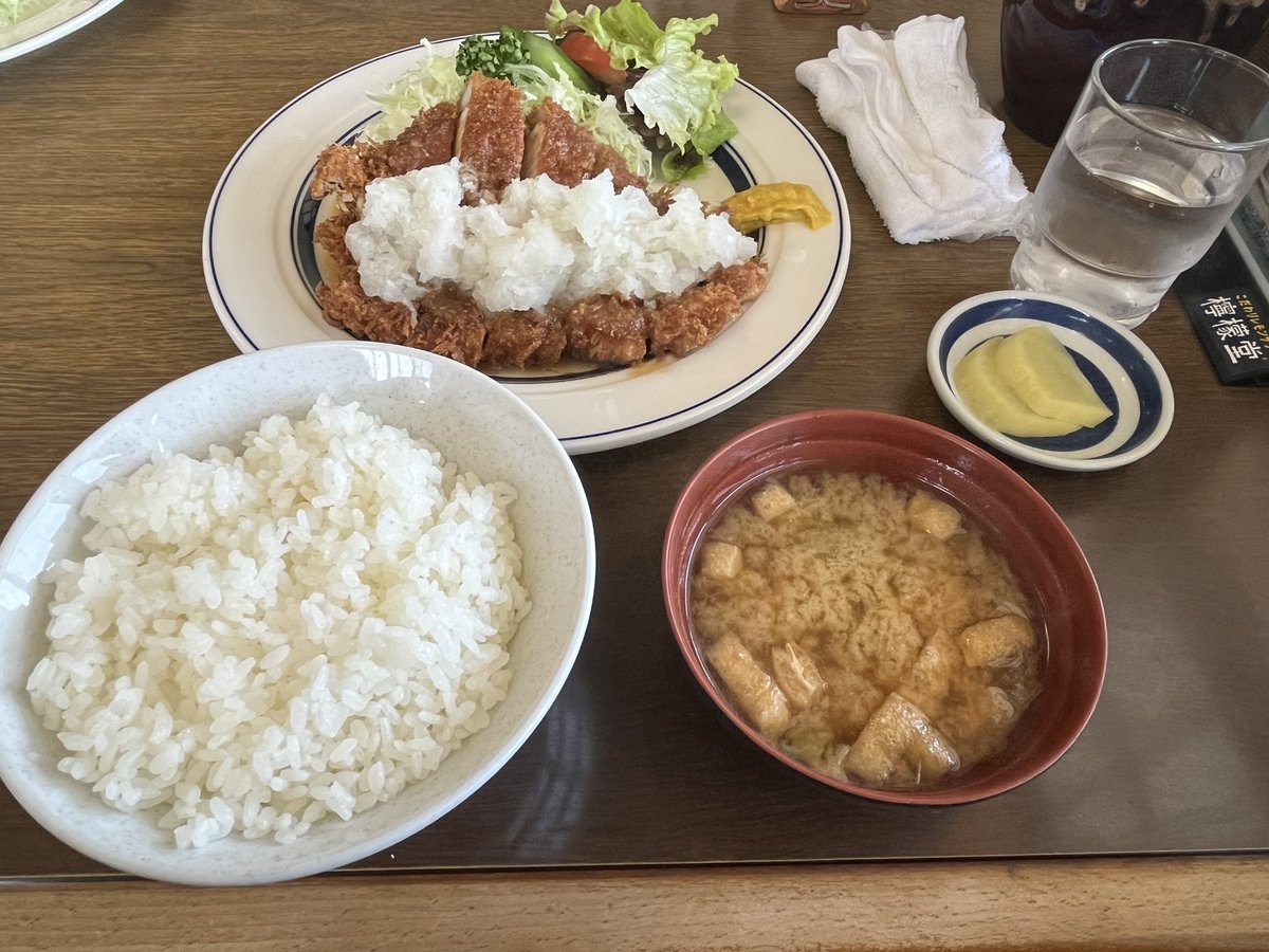 長野に行ったらぜひ食べていただきたい、かつ亭さんのみそロース大（¥1,500）。
味噌の甘さが病みつきになる。
ご飯おかわりも1回無料で満足すること間違いなし。
#かつ亭