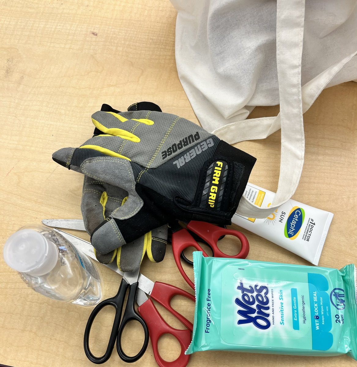 It’s Field Day! And not my first rodeo on popsicle duty. 😂😂😂